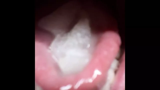 Я обожаю, чтобы расплавить мою собственную замороженную сперму в моем рту