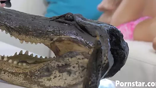 Sevimli sarışın hottie blake eden masturbates ve parmaklar