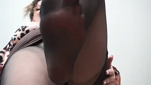 Giantess küçülen iş arkadaşlarıyla saklambaç oynuyor