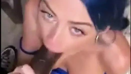 Oyuncu kız büyük siyah joystick ile oynuyor