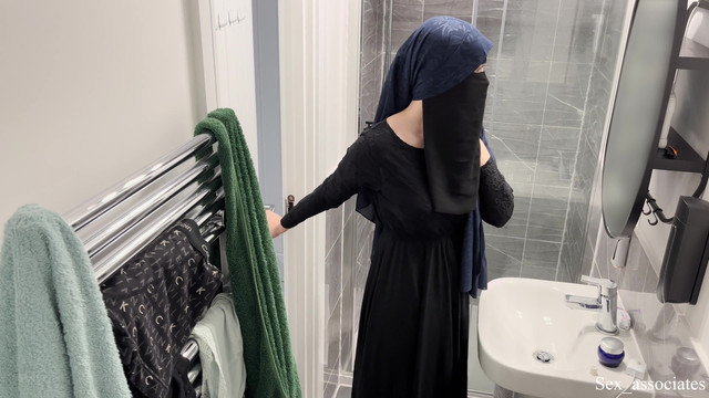 OMG!!! Hidden cam in AIRBNB apartment caught muslim arab girl in hijab taking shower and masturbate