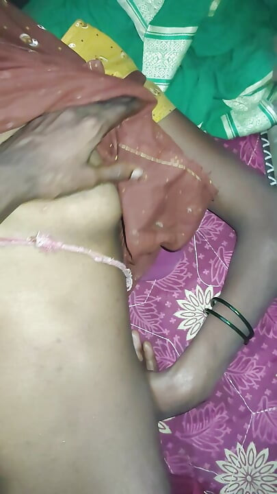 Hua bhabi ki chut ana ungly kiya devar ne