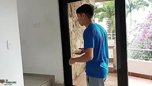 Pantolonunu çıkar, üvey annemin sürtüğü aşağı inmeden önce yarağımı emmemi söylüyor - porno en español