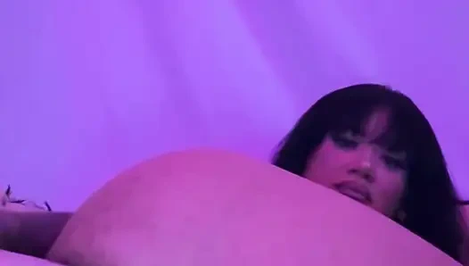 Ben film izlerken sulu göt eğlenceli bir şekilde esnetiliyor