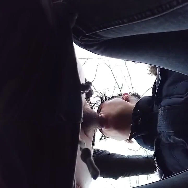 Ağzına boşalana kadar yarak emiyor - aşağıdan görünüm