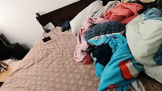 Amatör kadın parmaklarıyla mastürbasyon yapıyor.