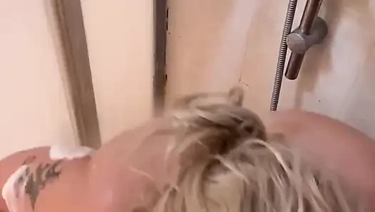 Ateşli sarkık Brezilyalı iri güzel kadın orta yaşlı seksi kadın sabunlu duş