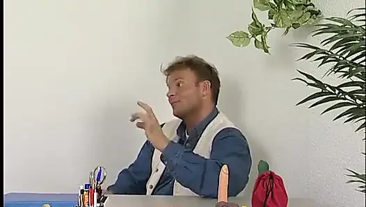 Kısa saçlı esmer oyuncu seçmelerinde yarak emiyor ve binerken çorap giyiyor
