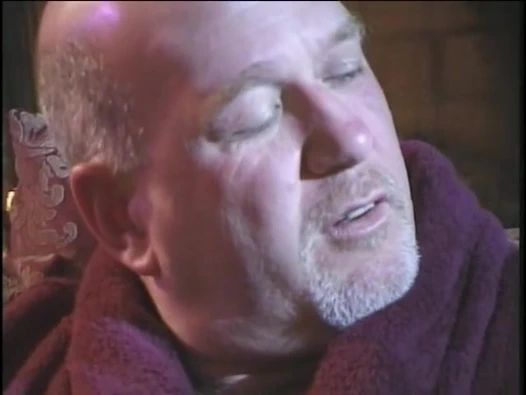 Uzun bacaklı esmer ile harika memeler becerdin içinde ona kıllı kedi sonra oral seks üzerinde kanepe