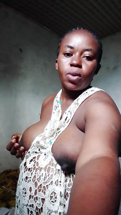 Olgun kadın amına tatlı masaj yapıyorBu Afrikalı zenci kadının göğüslerine kesinlikle karşı koyamıyorsun