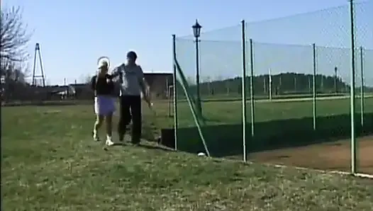 Sıkı fahişe futbol sahasında sikişiyor