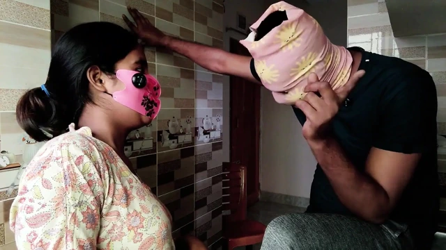 Yaşlı üvey kız kardeş üvey erkek kardeşine mutfakta seks öğretiyor