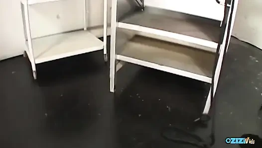 Bu sarışın biraz ucuz görünüyor ama vücudu en üstte
