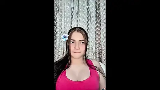 Sevimli kız erkek arkadaşının yarağına atlarken yüzünü gösteriyor