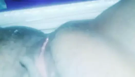 Sadece eşcinsel lezbiyen sikişmek için kıllı götlü amcık gösteriliyor