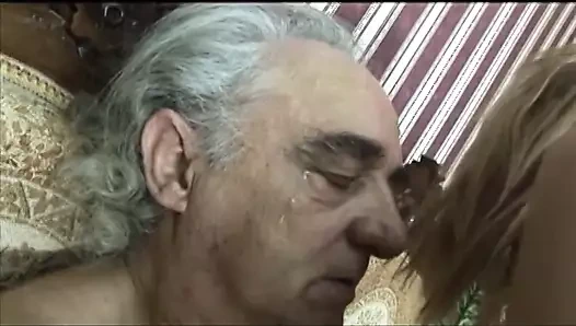 Fahişe yaşlı bir silahlı adam sikikleri