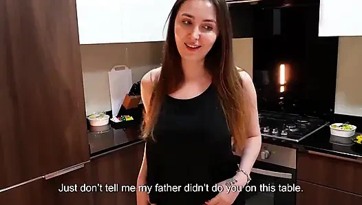 Bakış açısı: üvey annem masanın altında yarağıma baktıktan sonra bana gizli bir mutfakta sakso çekiyor