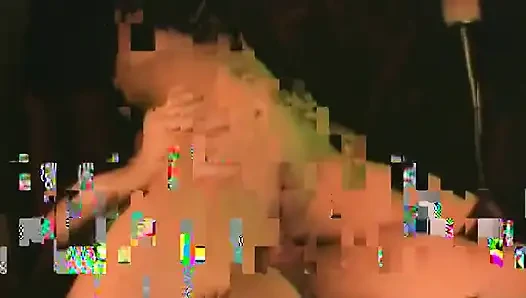 Harika vücutlu esmer bir bomba siyah deri çizmelerle sikiliyor