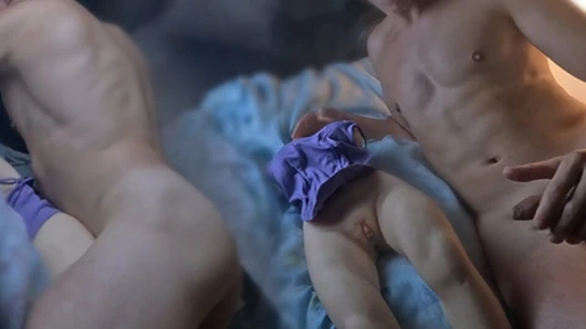 Yüksek sesle inliyor edepsizce konuşuyor, üvey kız sert seviyor.