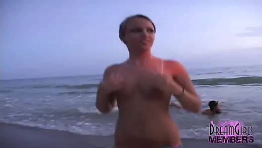 Üç ateşli kız halka açık bir plajda sevişiyor ve üstsüz oluyor