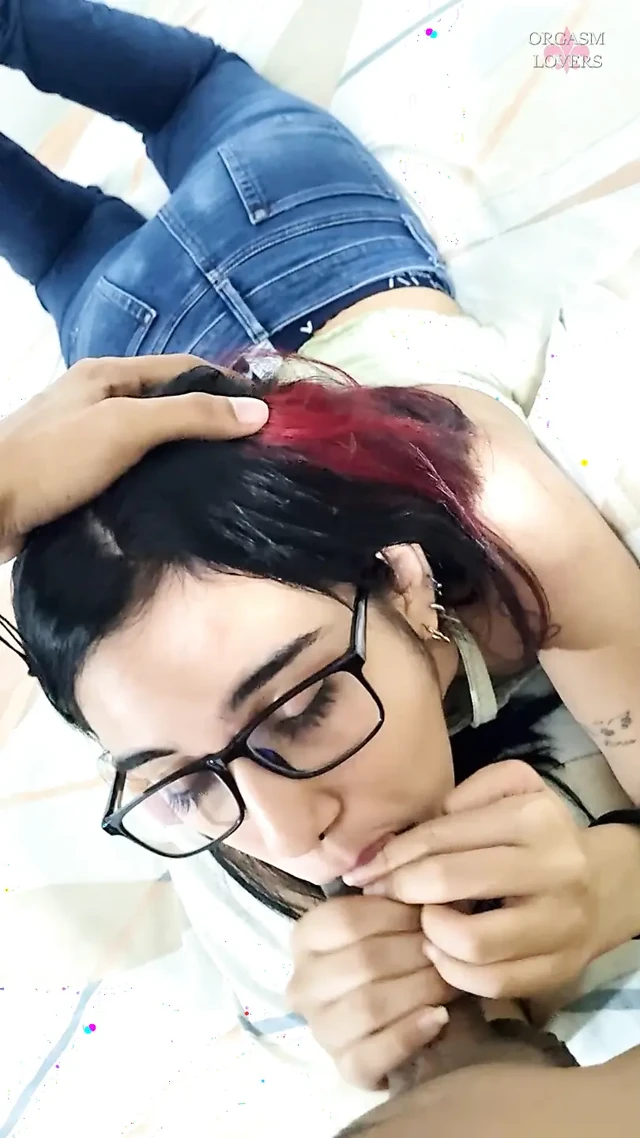 Sürtük büyük bir yarak emmeyi ve tüm ağzını sütle doldurmanın tadını çıkarıyor