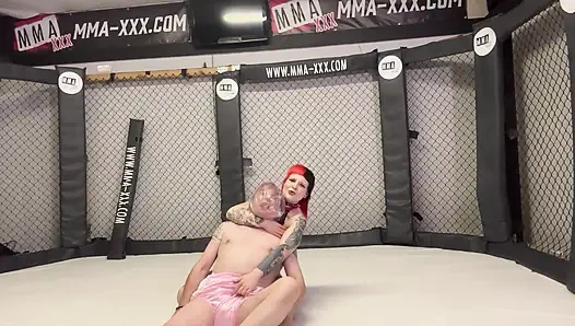 Pvc üvey anne mma kafesinde kadın kılıklıya işkence ediyor - uyluk kontrolü ve aşağılama