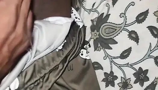 Evli kadın evde erkek arkadaşıyla sikişiyor