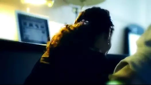 Caroline donne un cours de fellation