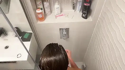 Röntgenci bakış açısı: minyon evli kadın duş alıyor ve tıraş oluyor