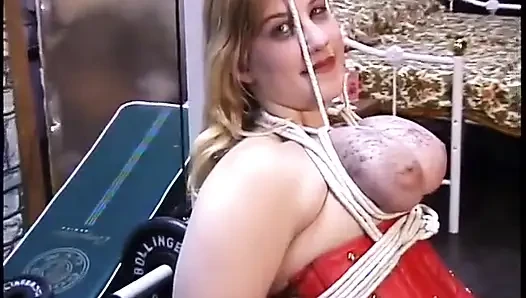 Göğüsleri ve elleri iple bağlı