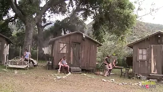 Köylüler biseksüel sarışın ve esmer orta yaşlı seksi kadınlarla anal grup seks yaparak parti düzenliyor