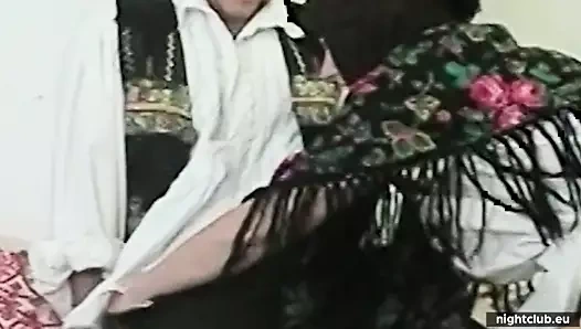 Ekelhaft Oma fickt Nachbars Sohn mit haarigem Creampie