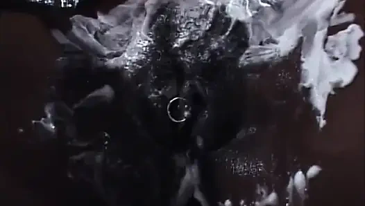 Kızıl saçlı büyük memeli siyah amcık tıraş olduktan sonra sikişiyor