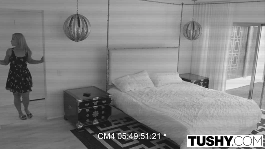 Tushy - çocuk bakıcısı kelsi monroe iş yerinde anal alır