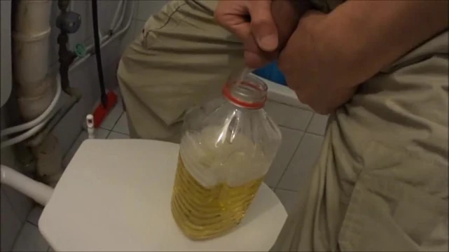 Bir şişeye işeyen iki arkadaş (işiyor)