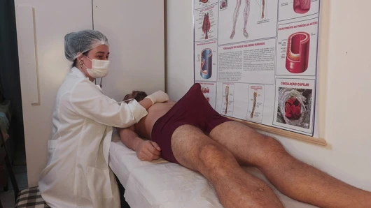 Hasta hemşirenin dokunmuş olduğunu hissettiğinde ereksiyon oluyor