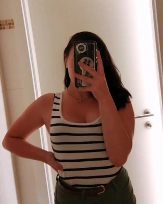 Joelyn'in üstüne boşalmamaya çalış