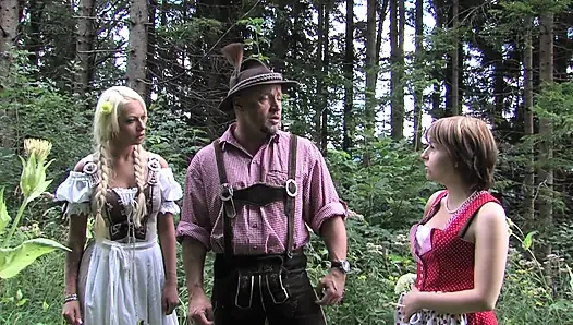 Azgın kızlar teknede yarak emdikten sonra sırayla sikiliyor