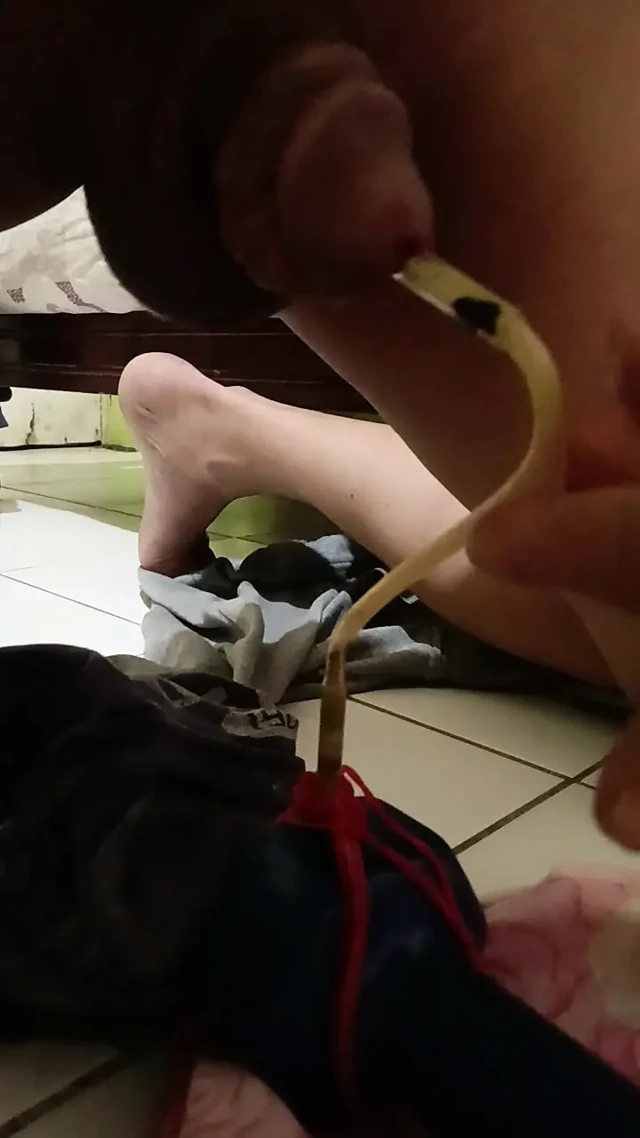 Yeni bir şeyler deniyor ve daha önce hiç hissedilmemiş bir tatmin hissetmek istiyor