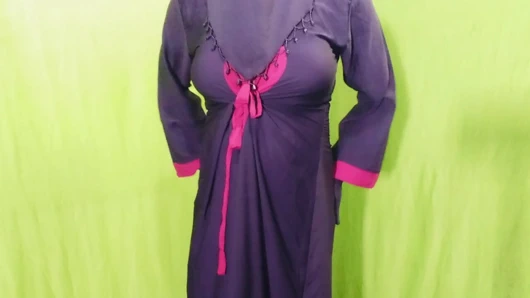 Güzel kayınbiraderi onu sikmesi için cinsel olarak tahrik ediyor