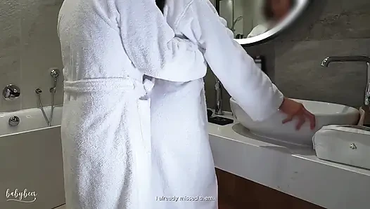 Kocam uzaktayken sevgilim beni duşta sert sikiyor
