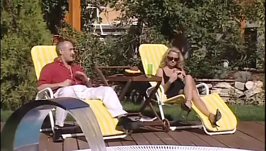 Kıllı amcık bahçede anal sikiliyor