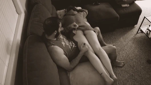 Orta yaşlı seksi üvey annemi birden fazla orgazma kadar uyandırıyorum