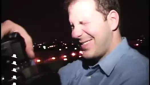 Meraklı sarışın erkek delisi başka birini okşuyorken bir yarağı gırtlağına kadar alıyor, sonra deliniyor