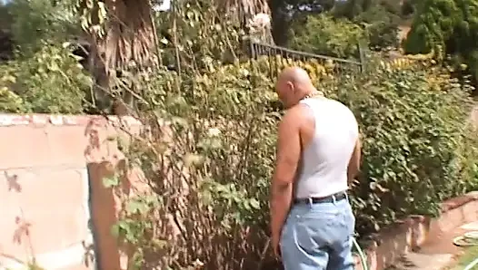 Ateşli zenci amigo kız kaslı adam tarafından sikiliyor