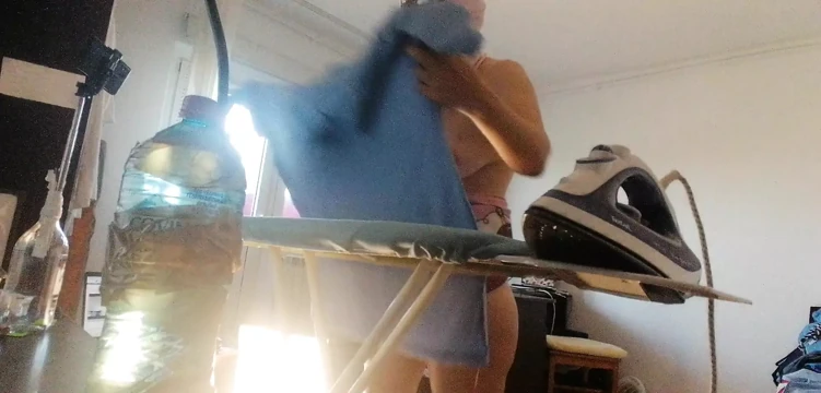 Seksi evli kadın çıplak yoga yapıyor. Seksi kıllı esmer, büyük memeler, büyük göt. Seksi evli kadın çıplak dans ediyor,