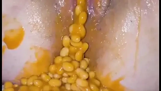 Dağınık döl ve yemek dolu amcık