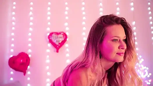 Romantik iç çamaşırıyla güzellik elini iç çamaşırına koyuyor