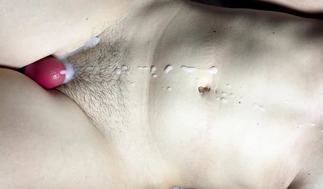 Üvey anne-orta yaşlı seksi kadının kıllı amcık ve boşalma ile yakın çekim sikişi