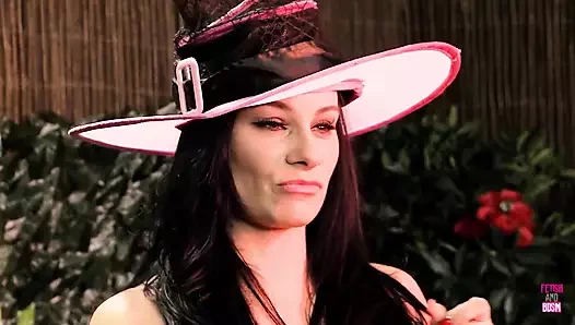 Bir grup kostümlü lezbiyen hatun birbirlerinin amlarını yalayıp sikmek için bir araya geliyor